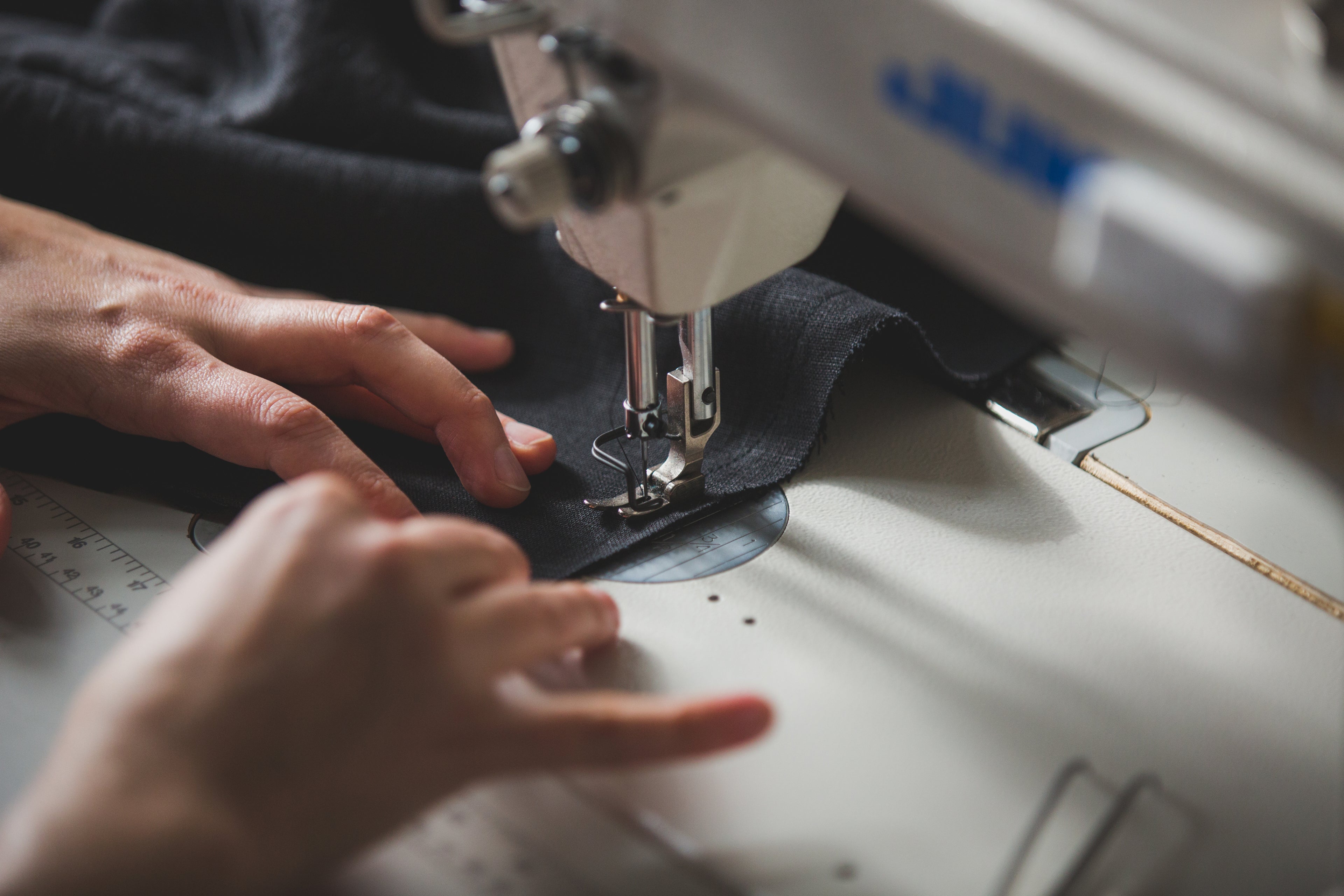 En BrandLab te ayudamos a construir tu propia marca desde la primera prenda.Con nuestro servicio de etiquetado privado y producción marca blanca, lanzás tu colección sin preocuparte por fábricas, inventario o procesos técnicos.Vos ponés el nombre. Nosotros ponemos el producto.